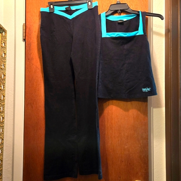 Mossimo Other - Mossimo cute work out outfit tiel&black top/bottom sz small